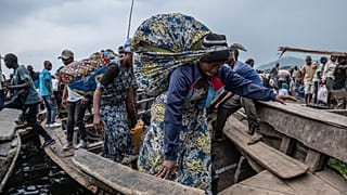 Personas que huyen del avance de los rebeldes del M23 llegan en barco a Goma, República Democrática del Congo, 22.01.2025