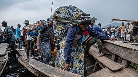 Des personnes fuyant l'avancée des rebelles du M23 arrivent par bateau à Goma, en République démocratique du Congo, le 22.01.2025