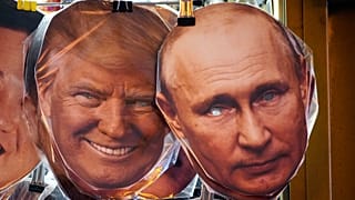 Des masques représentant Donald Trump et Vladimir Poutine sont suspendus parmi d'autres à vendre dans une boutique de souvenirs à Saint-Pétersbourg, Russie, le 20 janvier 2025