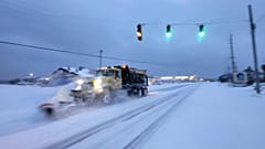 تقوم جرافة بإزالة الثلوج من الشارع في أفون، ولاية كارولينا الشمالية، يوم الأربعاء، 22 يناير 2025.