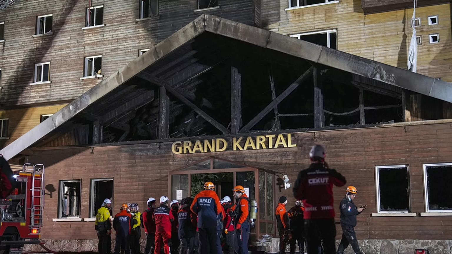 79 kişinin hayatını kaybettiği yangına ilişkin soruşturmada ise şu ana kadar 11 kişi gözaltına alındı.