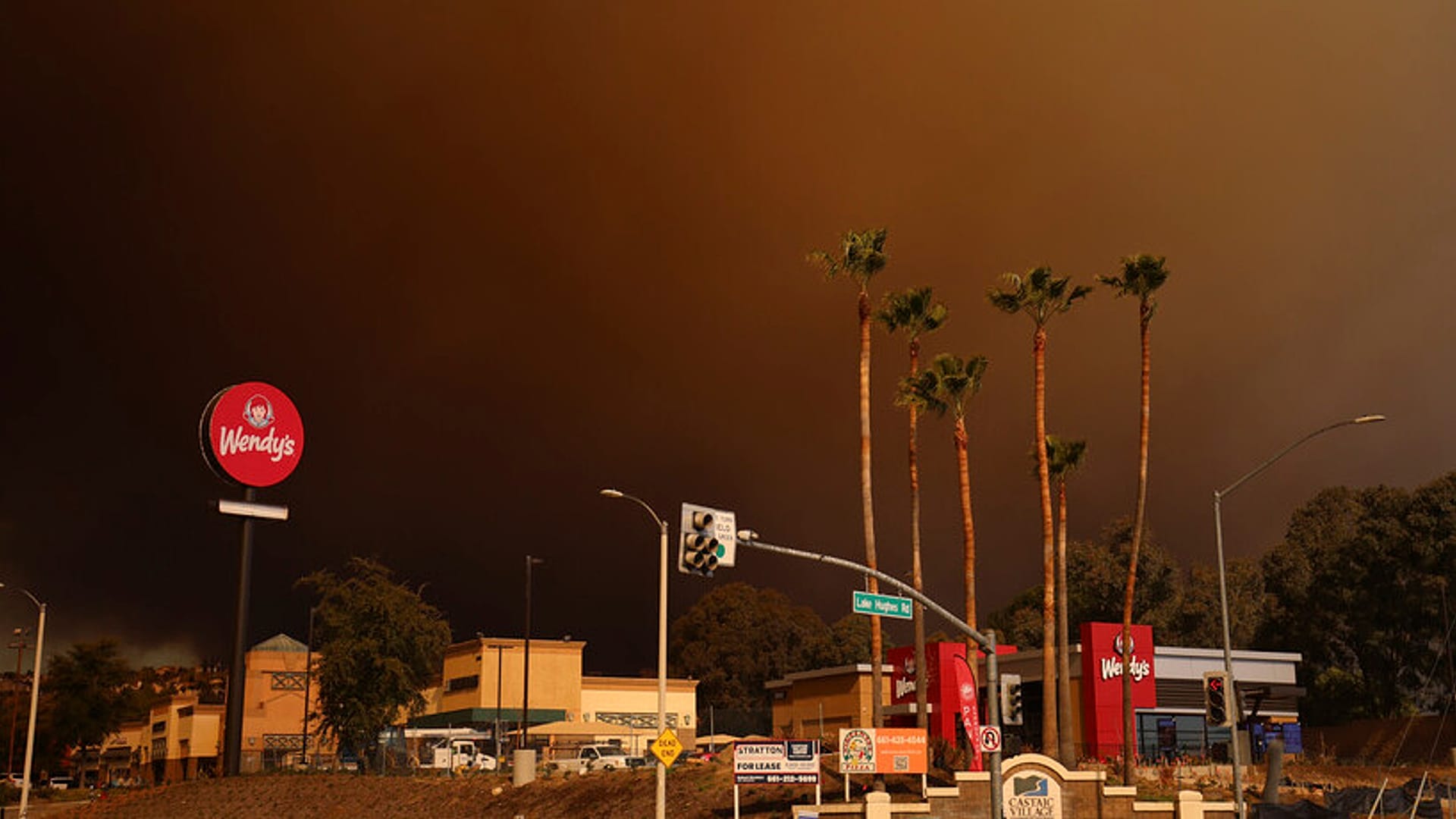 Rauch füllt den Himmel während eines Waldbrandes am Mittwoch, 22. Januar 2025, in Castaic, Kalifornien