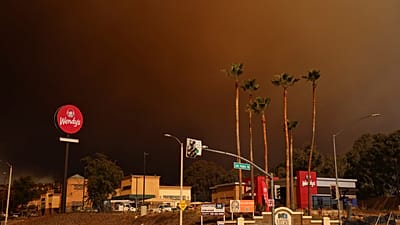 Rauch füllt den Himmel während eines Waldbrandes am Mittwoch, 22. Januar 2025, in Castaic, Kalifornien