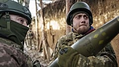 Ukrainische Soldaten der 26. Artilleriebrigade laden Munition in eine Panzerhaubitze, bevor sie auf russische Stellungen an der Frontlinie in der Region Donezk schießen