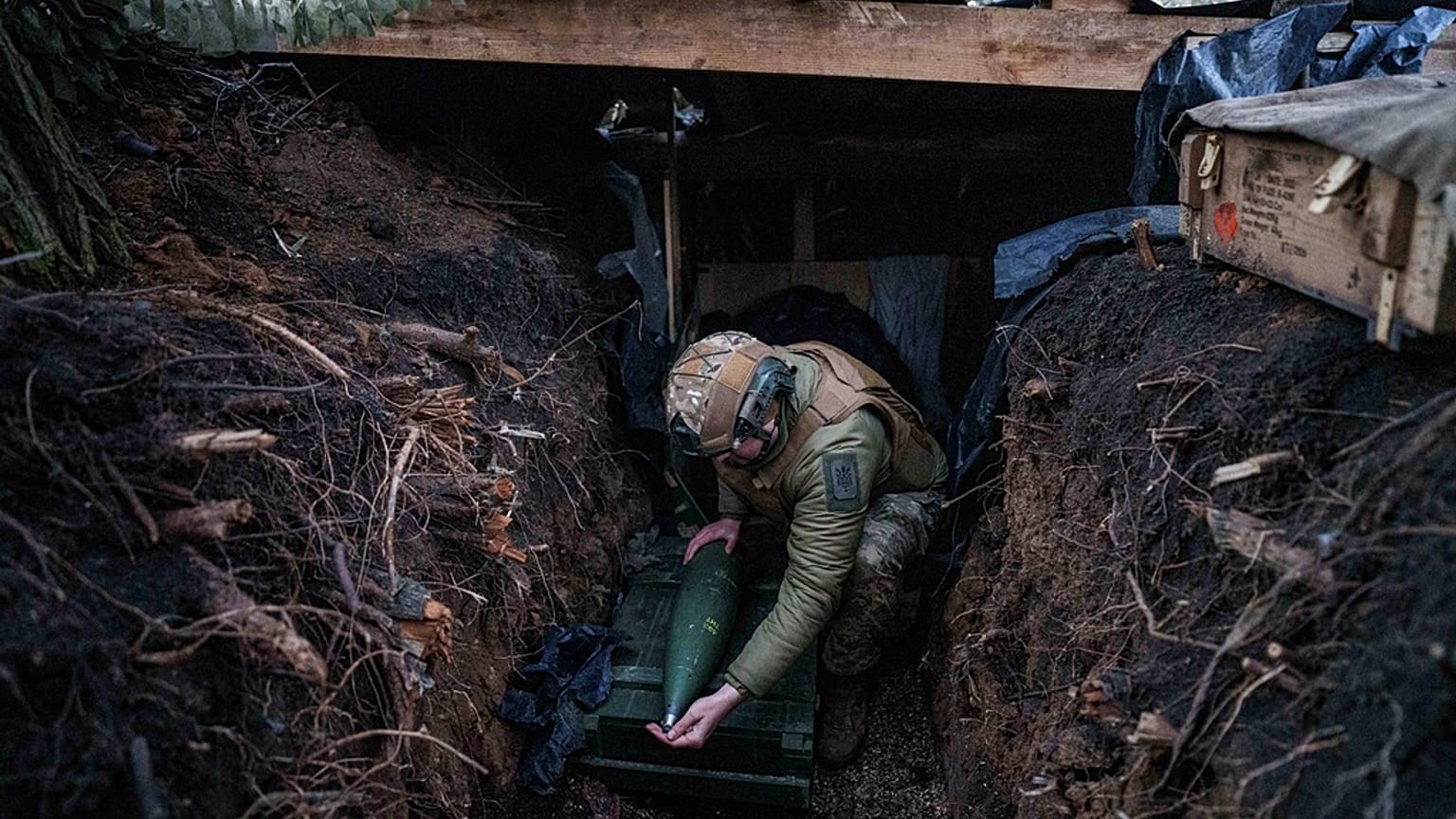 Украинский военнослужащий на линии фронта в Донецкой области