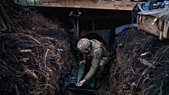 Украинский военнослужащий на линии фронта в Донецкой области