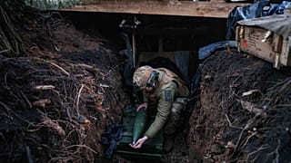 Ukraiński żołnierz przygotowuje pocisk artyleryjski przed ostrzałem pozycji rosyjskich na linii frontu w kierunku Pokrowska