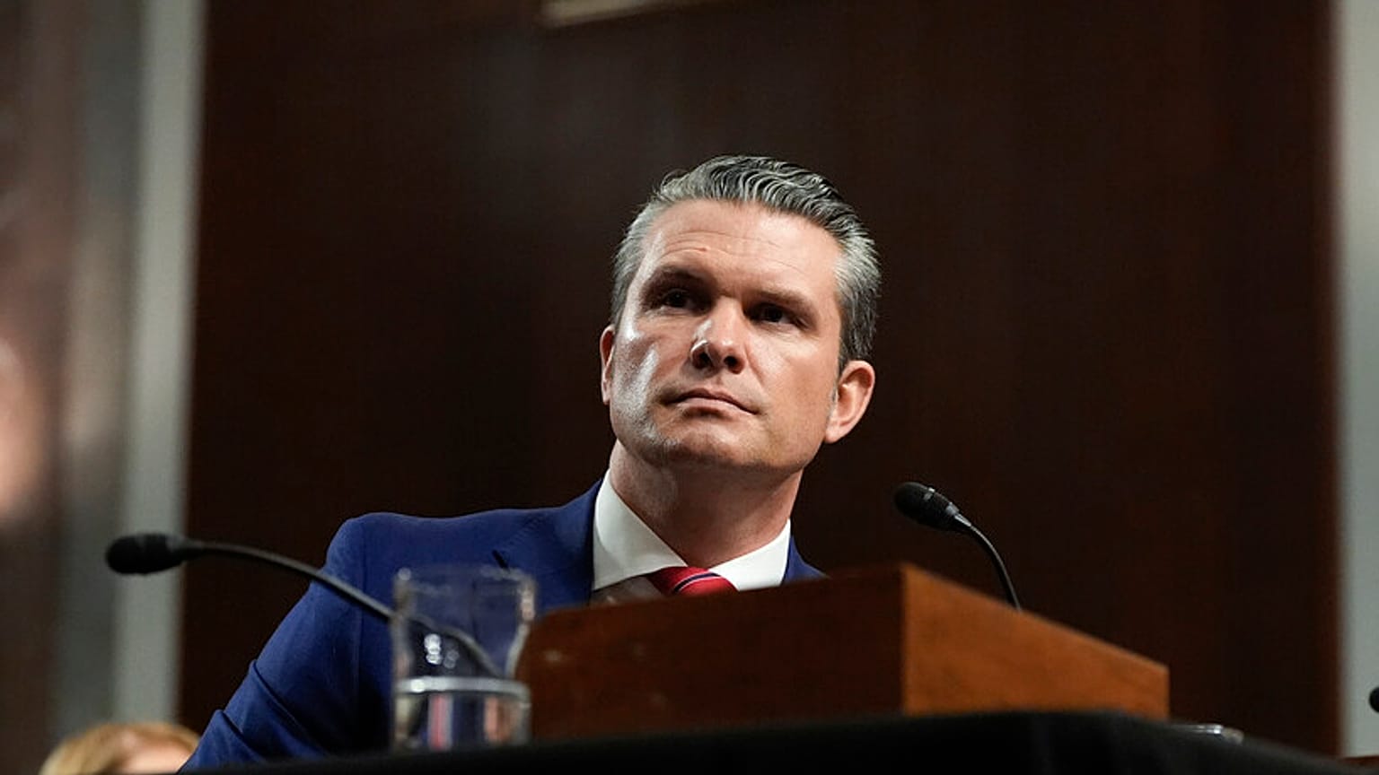 Donald Trump'ın Savunma Bakanı olarak seçtiği Pete Hegseth, 14 Ocak 2025 Salı günü Kongre Binası'nda Senato Silahlı Hizmetler Komitesi önünde onay duruşmasına çıkıyor