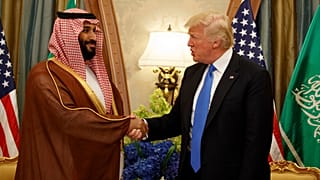 ARCHIVO - Donald Trump estrecha la mano del vice príncipe heredero y ministro de Defensa de Arabia Saudita, Mohammed bin Salman, durante una reunión bilateral en 2017