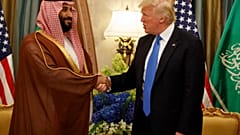  الرئيس دونالد ترامب يصافح ولي العهد السعودي ووزير الدفاع الأمير محمد بن سلمان خلال اجتماع ثنائي، في الرياض، 20 مايو 2017