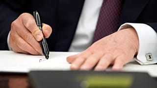 Başkan Trump 20 Ocak 2025 tarihinde görevdeki ilk gününde bir kararname imzaladı