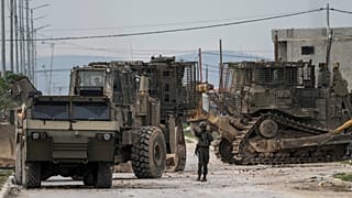 İsrail ordusuna ait araçlar Batı Şeria'nın Cenin kentinde bir askeri operasyona katılıyor.