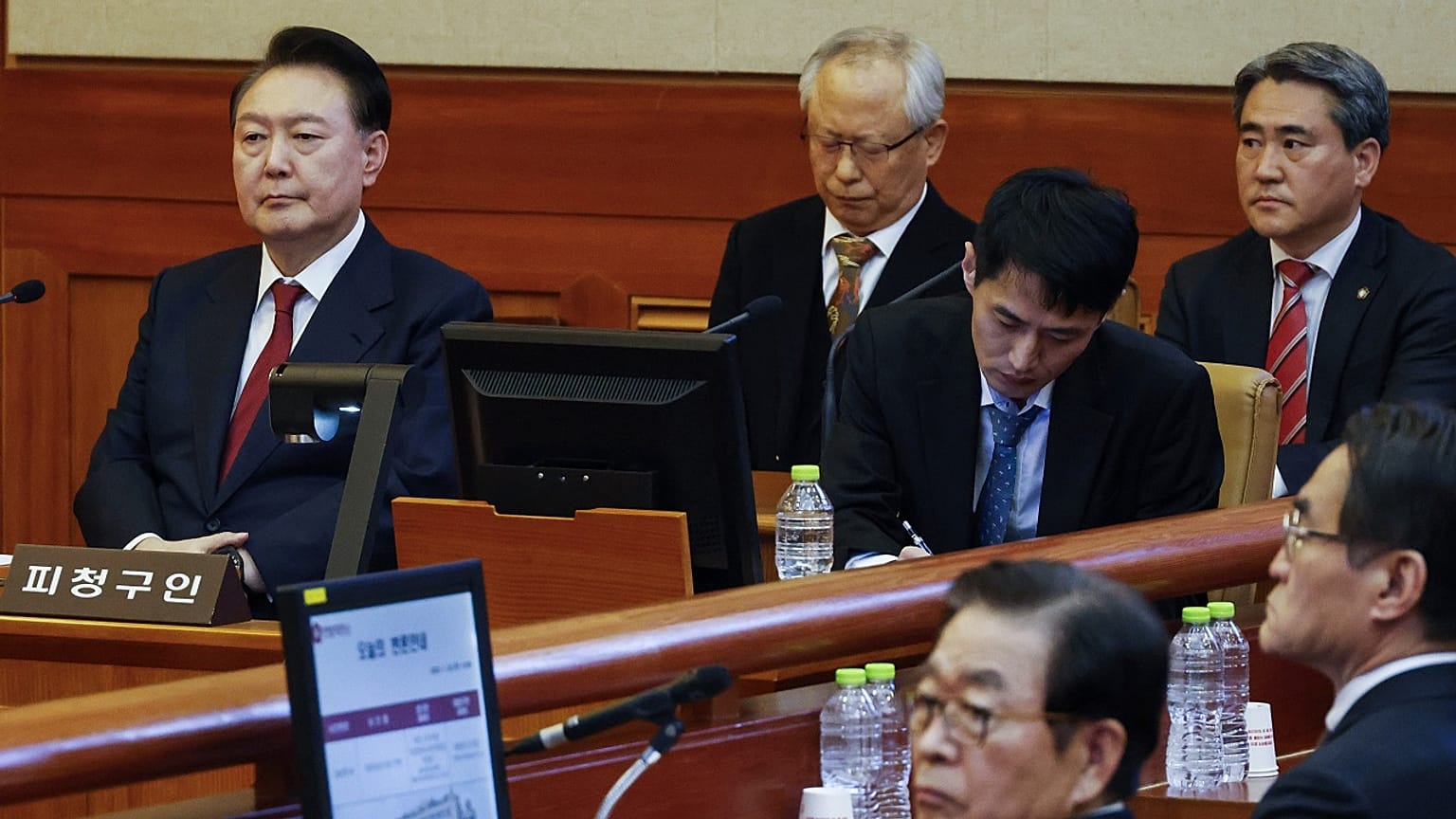 Le président sud-coréen Yoon Suk Yeol assiste à la quatrième audience de son procès en destitution à la Cour constitutionnelle de Séoul, en Corée du Sud, le 23 janvier 2025.