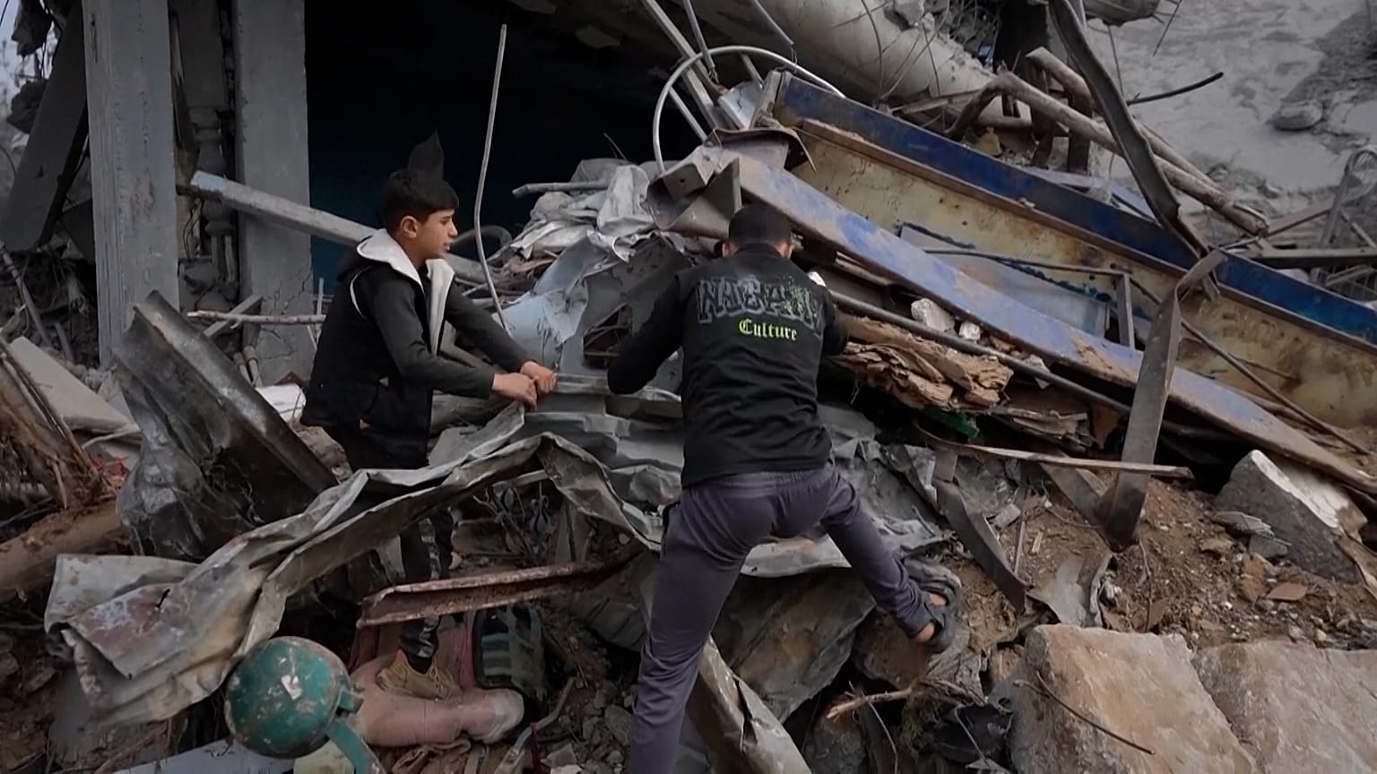 فلسطينيون يعودون إلى غزة بعد وقف إطلاق النار ليجدوا منازلهم مدمرة