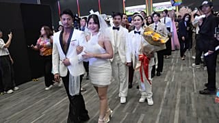 Parejas de la comunidad LGBTQ+ desfilan hacia una sala tras la entrada en vigor de la Ley de matrimonio igualitario en Bangkok, Tailandia, el jueves 23 de enero de 2025.