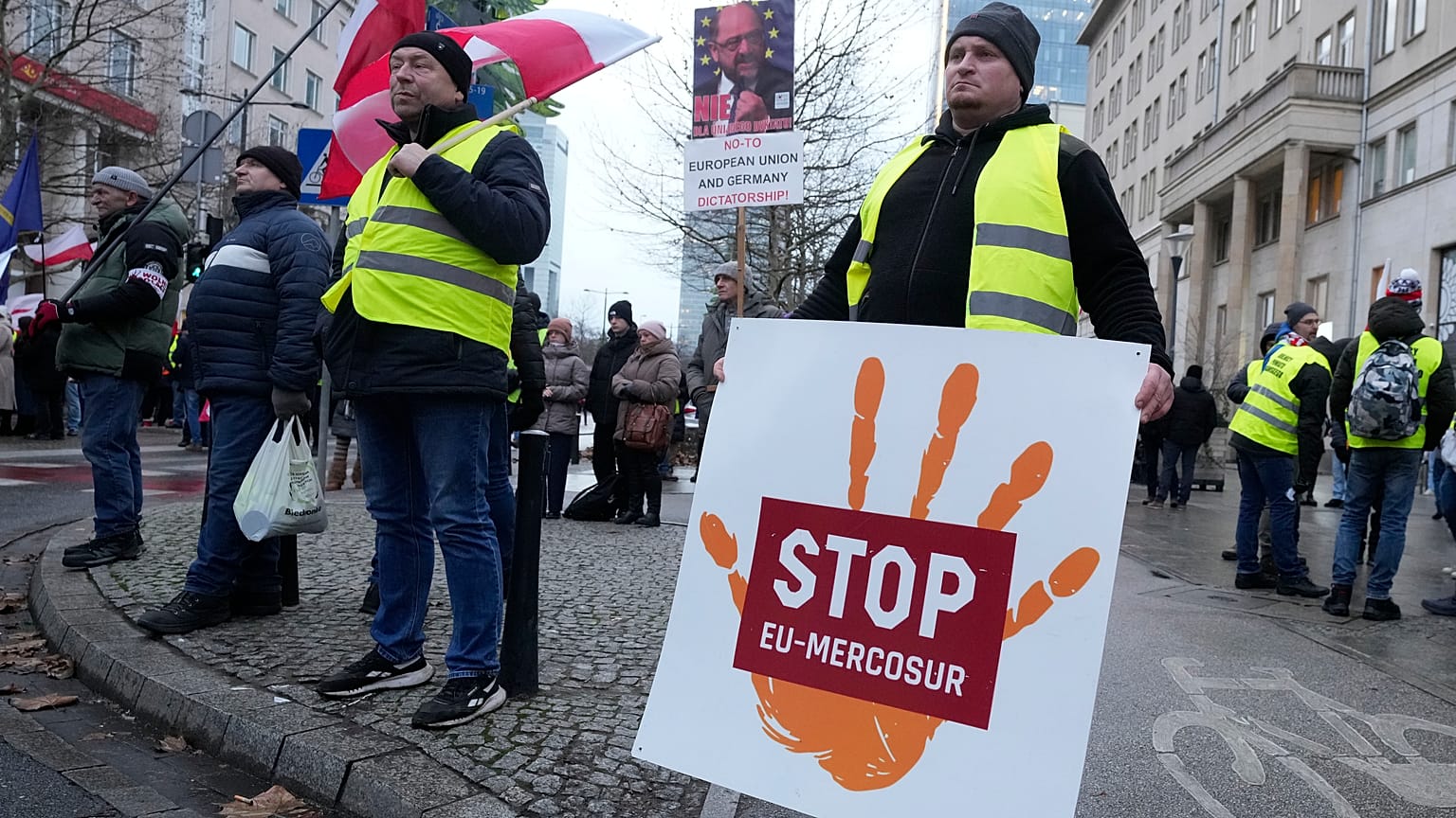 Agricultores polacos protestam contra o acordo UE-Mercosul em frente à representação da Comissão Europeia em Varsóvia.