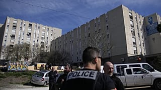 ARQUIVO: Agentes da polícia protegem o bairro de La Castellane em Marselha, no sul de França, durante uma visita do Presidente francês Emmanuel Macron, terça-feira, 19 de março de 2024