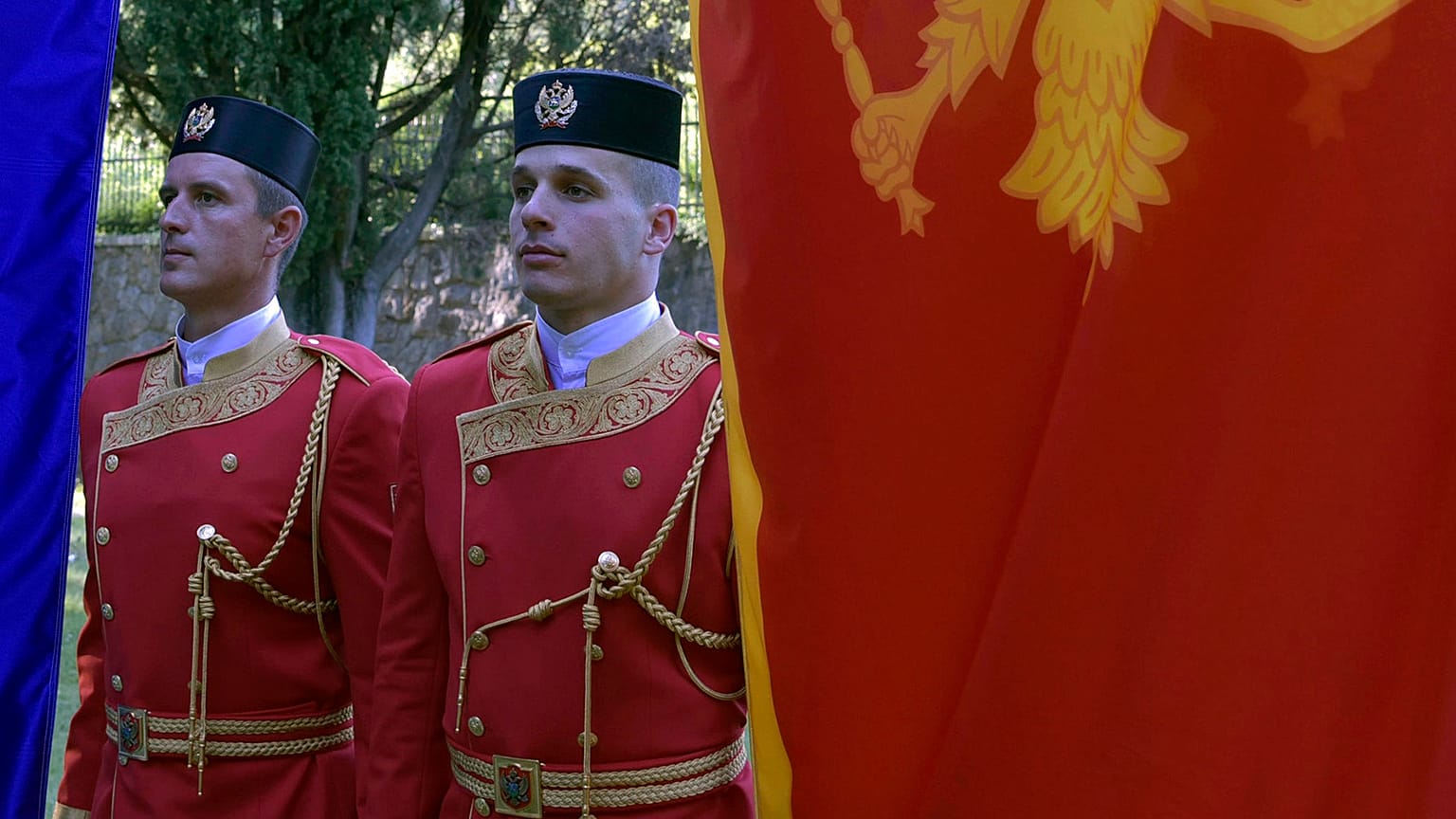 DATEI: Montenegrinische Ehrengarde steht neben der montenegrinischen Flagge in Podgorica, 7. Juni 2017