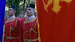 DATEI: Montenegrinische Ehrengarde steht neben der montenegrinischen Flagge in Podgorica, 7. Juni 2017