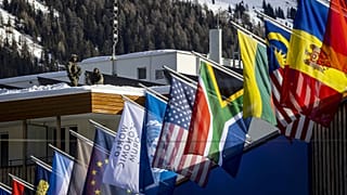 نگهبانی نیروهای پلیس ویژه قبل از پنجاه و پنجمین نشست سالانه مجمع جهانی اقتصاد در داووس، سوئیس، دوشنبه، ۲۰ ژانویه ۲۰۲۵