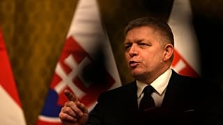 O primeiro-ministro da Eslováquia, Robert Fico, fala aos meios de comunicação social durante uma reunião com o seu homólogo húngaro, Viktor Orban, em Bratislava, Eslováquia, na terça-feira, 21 de janeiro de 2025.
