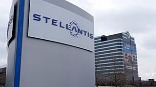 Stellantis tabelası, 19 Ocak 2021 tarihinde çekilen bu dosya fotoğrafında, Salı günü Auburn Hills, Michigan, Amerika Birleşik Devletleri'ndeki Chrysler Teknoloji Merkezi'nin dışında görülüyor. 