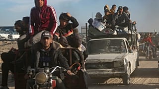 نازحون فلسطينيون يعودون إلى رفح، جنوب قطاع غزة، بعد يوم واحد من دخول اتفاق وقف إطلاق النار حيز التنفيذ، الاثنين، 20 يناير/كانون الثاني 2025