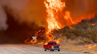 Un incendie de forêt qui évolue rapidement menace des habitations au nord de Los Angeles, des milliers de personnes ont reçu l'ordre d'évacuer