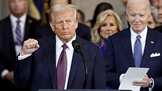 الرئيس الأمريكي دونالد ترامب في ختام خطابه خلال حفل تنصيب الرئيس الستين في قاعة الكونجرس الأمريكي في واشنطن وخلفه الرئيس السابق جو بايدن 20 كانون الثاني يناير 2025
