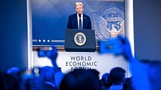 Le président américain Donald Trump apparaît sur des écrans alors qu'il s'exprime par connexion à distance lors de la 55e réunion annuelle du Forum économique mondial (WEF), à Davos, le 23 janvier 2025.