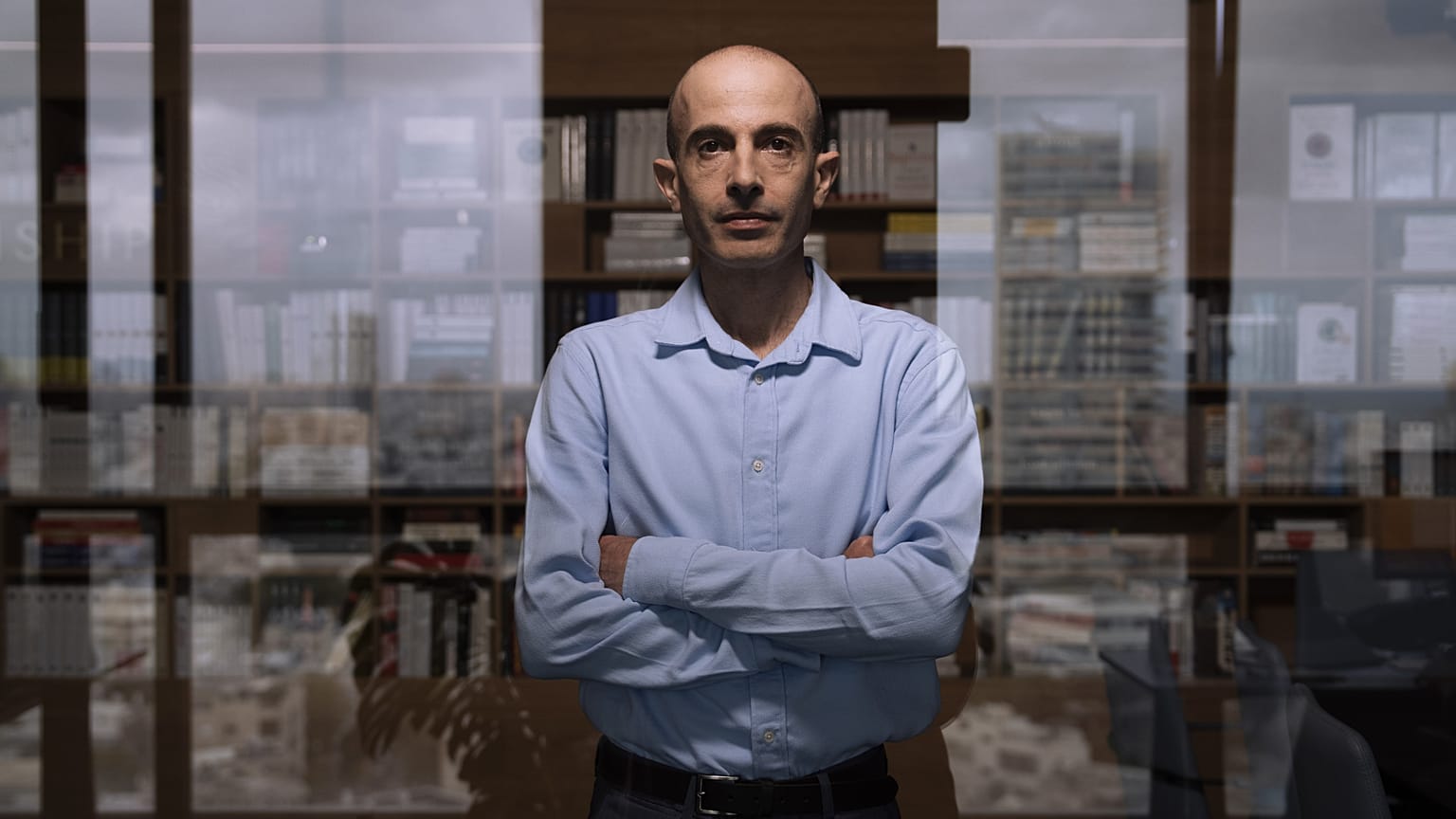 Yuval Noah Harari izraeli történész az irodájában