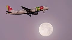 Ein Airbus A320 von TAP Air Portugal vor der Landung in Lissabon. 16. Dezember 2024.