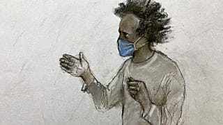 رسم للمشتبه به أكسل روداكوبانا وهو من قفص الاتهام أثناء ظهوره في محكمة ليفربول كراون لحضور جلسة النطق بالحكم بعد إقراره بالذنب في إنجلتر 23 كانون الثاني يناير 2025