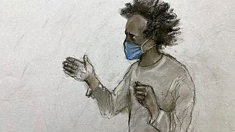 رسم للمشتبه به أكسل روداكوبانا وهو من قفص الاتهام أثناء ظهوره في محكمة ليفربول كراون لحضور جلسة النطق بالحكم بعد إقراره بالذنب في إنجلتر 23 كانون الثاني يناير 2025