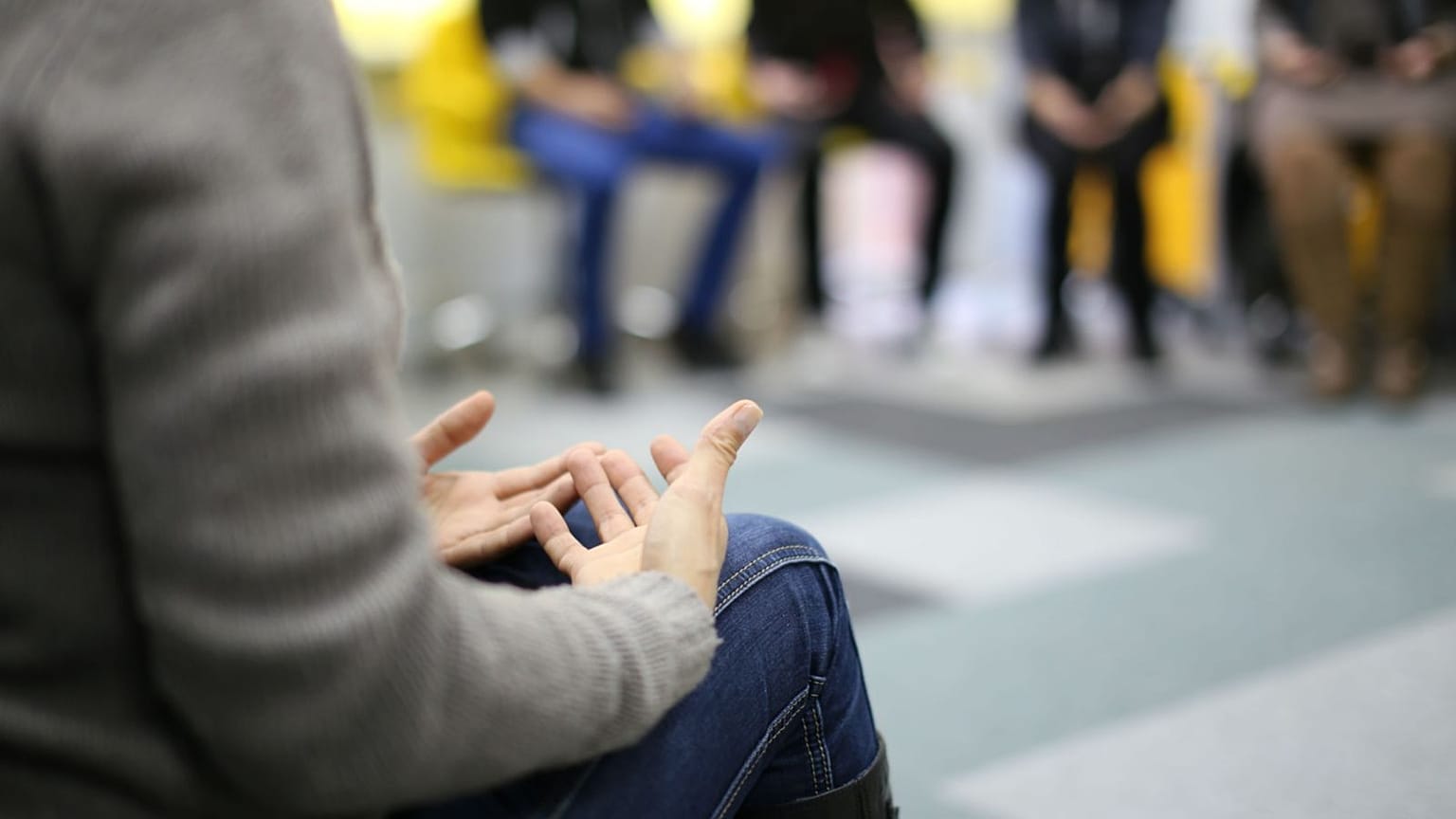 Personas en un grupo de terapia.
