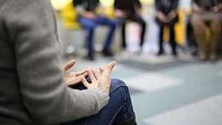 Persone in un gruppo di terapia.
