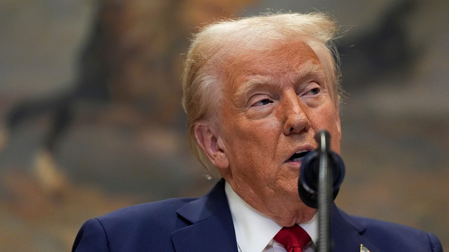 ABD Başkanı Donald Trump Beyaz Saray'daki Roosevelt Odası'nda konuşurken, 21 Ocak 2025