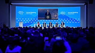 İnsanlar 23 Ocak 2025 Perşembe günü İsviçre'nin Davos kasabasında düzenlenen Dünya Ekonomik Forumu Yıllık Toplantısı'nda ABD Başkanı Donald Trump'ın yaptığı sanal konuşmayı takip ediyor.