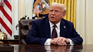 Başkan Donald Trump Beyaz Saray Oval Ofis'te bir kararnameyi imzalarken, 23 Ocak 2025