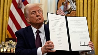 ABD Başkanı Donald Trump imzaladığı kararnameyi basın mensuplarına gösteriyor, 23 Ocak 2025