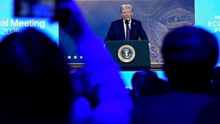 Люди следят за виртуальной речью президента США Дональда Трампа на ежегодной встрече Всемирного экономического форума в Давосе, Швейцария, четверг, 23 января 2025 года.