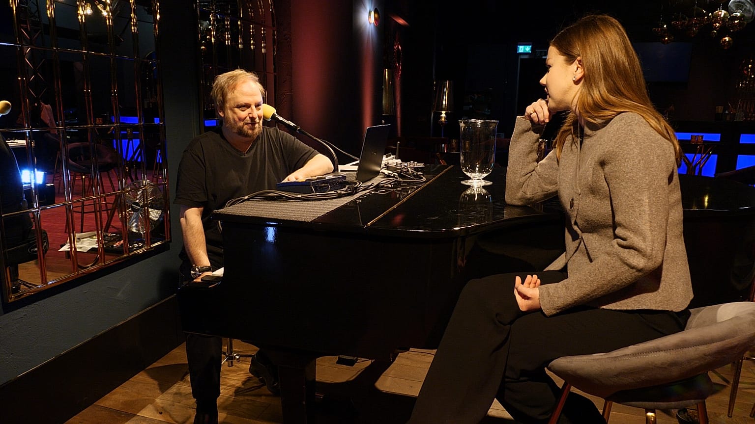 Barry Colson a "Barry's Piano bar"-ban, Davos, 2025 januárja