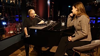 Barry Colson a "Barry's Piano bar"-ban, Davos, 2025 januárja