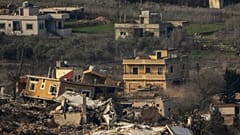 Ein israelischer Panzer manövriert innerhalb eines Dorfes im Südlibanon, gesehen von Nordisrael aus, Donnerstag, 23. Januar 2025.