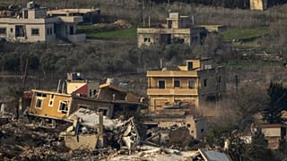 Bir İsrail tankı, 23 Ocak 2025 Perşembe günü, İsrail'in kuzeyinden görüldüğü üzere, Lübnan'ın güneyindeki bir köyün içinde manevra yapıyor.