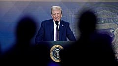 İnsanlar 23 Ocak 2025 Perşembe günü İsviçre'nin Davos kasabasında düzenlenen Dünya Ekonomik Forumu Yıllık Toplantısı'nda ABD Başkanı Donald Trump'ın yaptığı sanal konuşmayı takip ediyor.