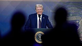 La gente sigue un discurso del presidente estadounidense Donald Trump en el Foro Económico Mundial en Davos, Suiza, el jueves 23 de enero de 2025.