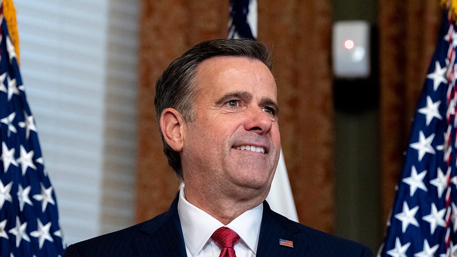 Ο John Ratcliffe ακούει πριν ο Αντιπρόεδρος JD Vance τον ορκίσει ως Διευθυντή της CIA στο τελετουργικό γραφείο του Αντιπροέδρου στο Κτίριο Εκτελεστικών Γραφείων Eisenhower.