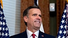 Ο John Ratcliffe ακούει πριν ο Αντιπρόεδρος JD Vance τον ορκίσει ως Διευθυντή της CIA στο τελετουργικό γραφείο του Αντιπροέδρου στο Κτίριο Εκτελεστικών Γραφείων Eisenhower.