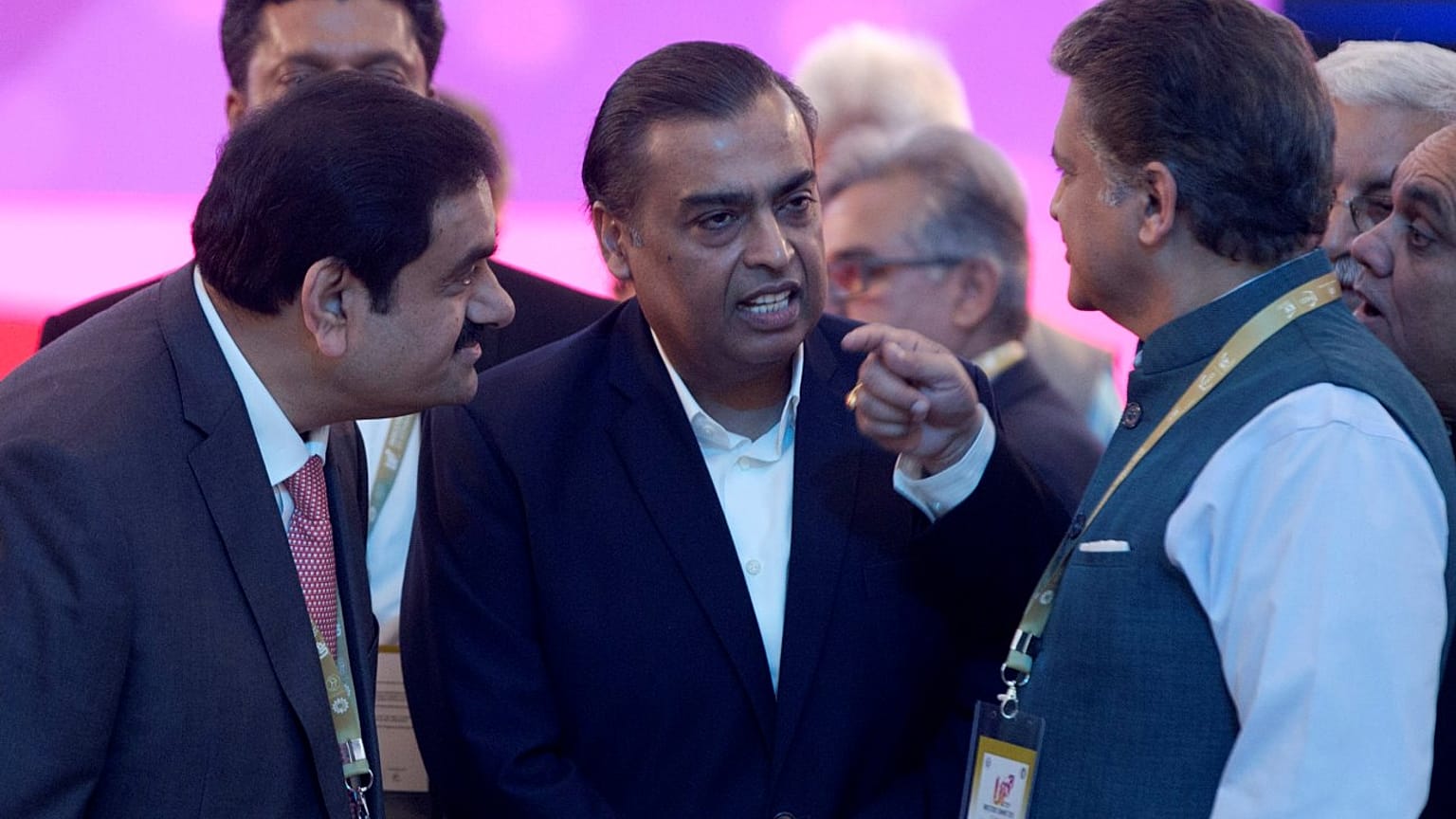 Ambani (ortada)